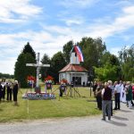 NA GROBIŠTU PANCERICA U ŽUPI KRIŽOVLJAN ODRŽANA KOMEMORACIJA PORATNIH STRADANJA I ODANA POČAST ŽRTVAMA